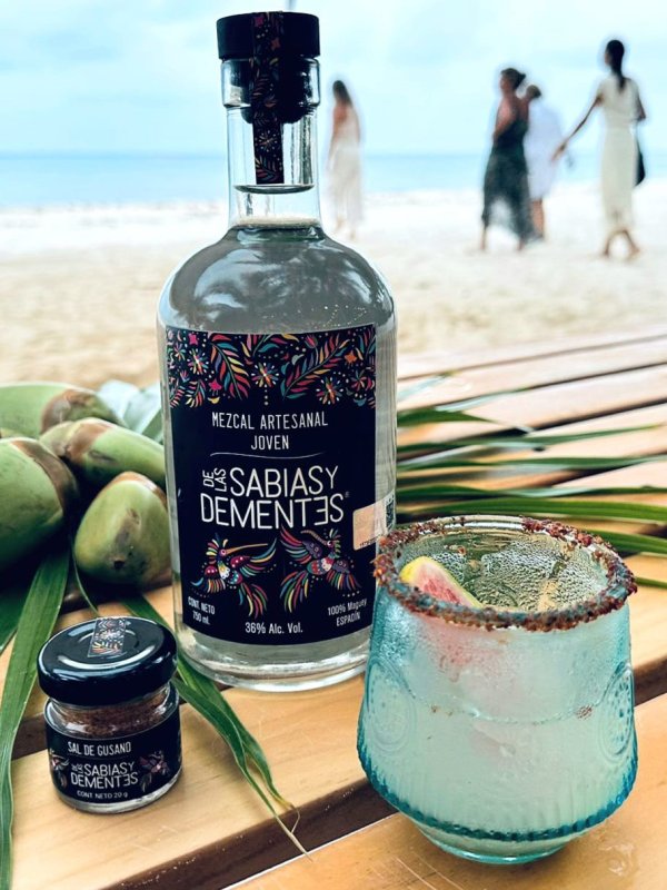 Mezcal Espadín de las Sabias y Dementes